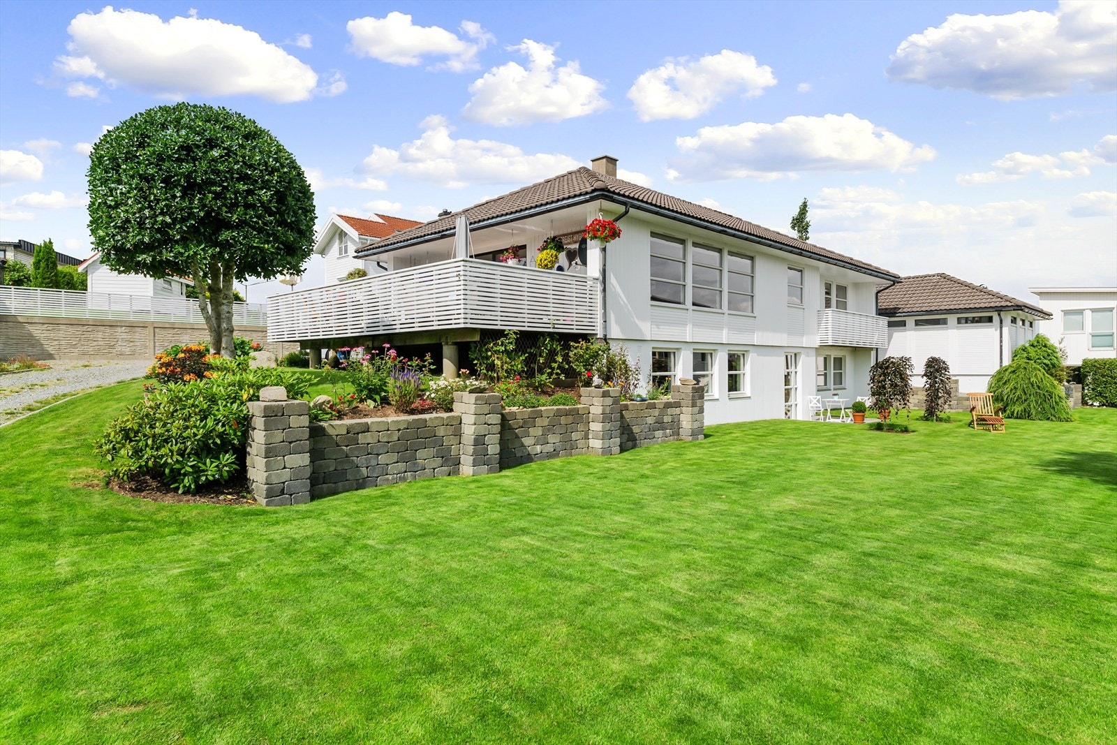 Eiendommen er har egen oppkjørsel til gårdsrom. Galleribilde