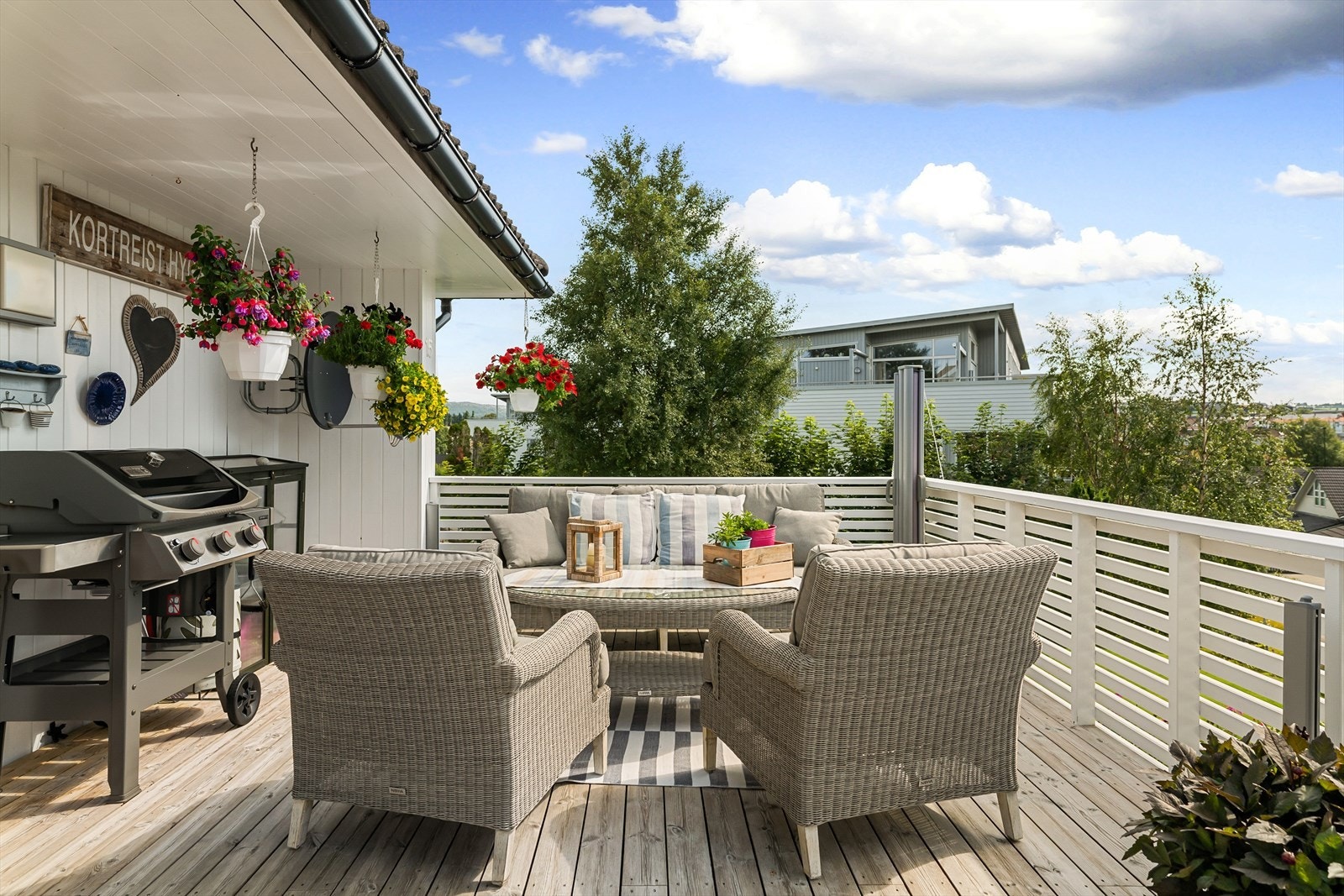 Stor og solrik terrasse. Galleribilde