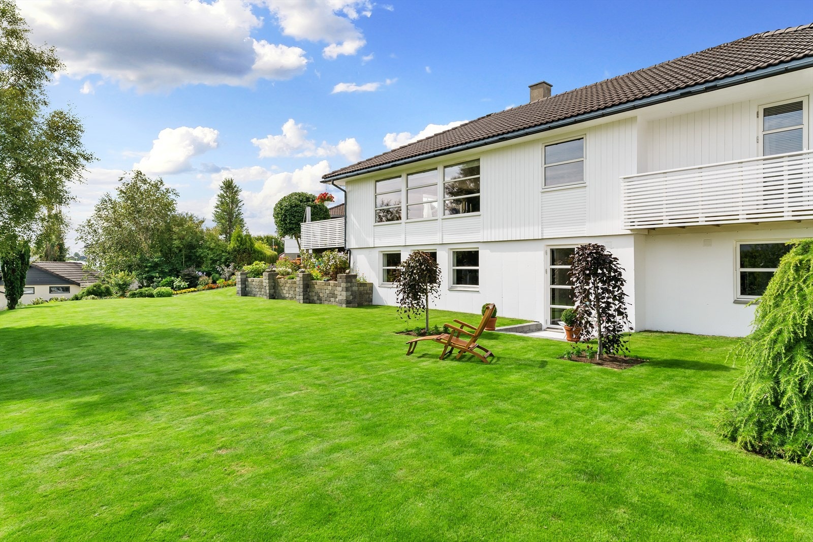 En komplett enebolig med stor og pent opparbeidet hage. Galleribilde