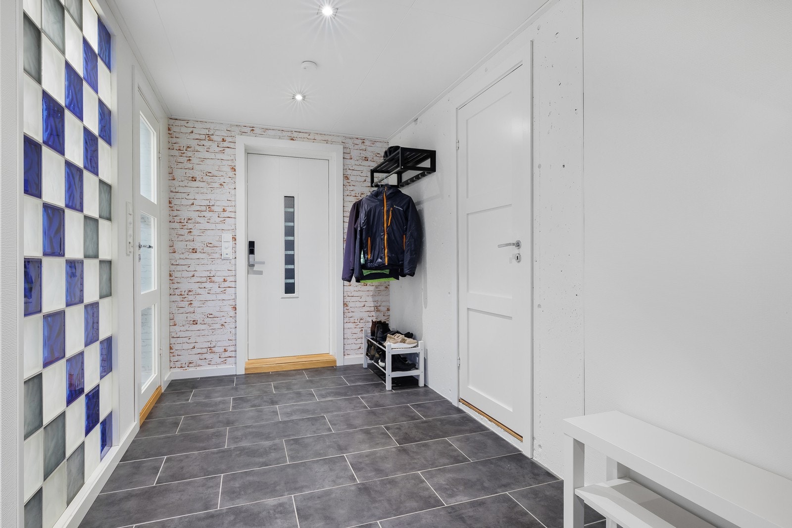 Biinngangen gir god plass til å henge fra seg yttertøy. Galleribilde