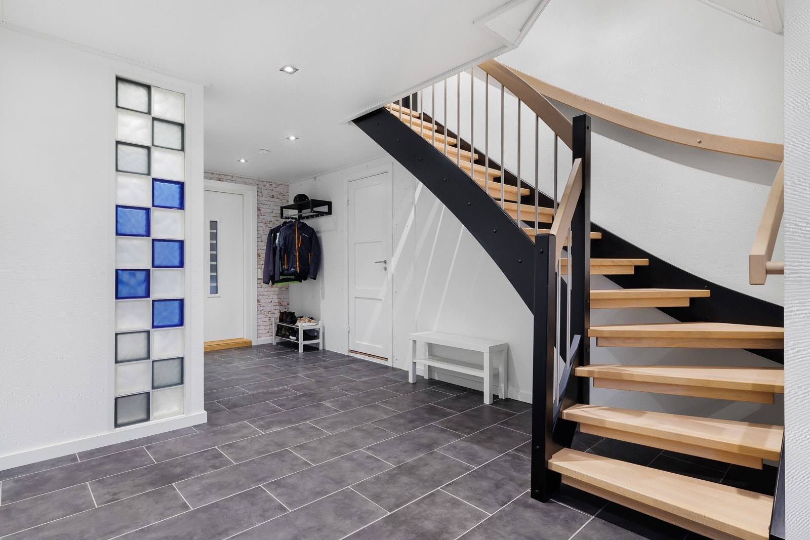 Gang/kjellerinngang med fliser på gulv og varmekabler. Galleribilde