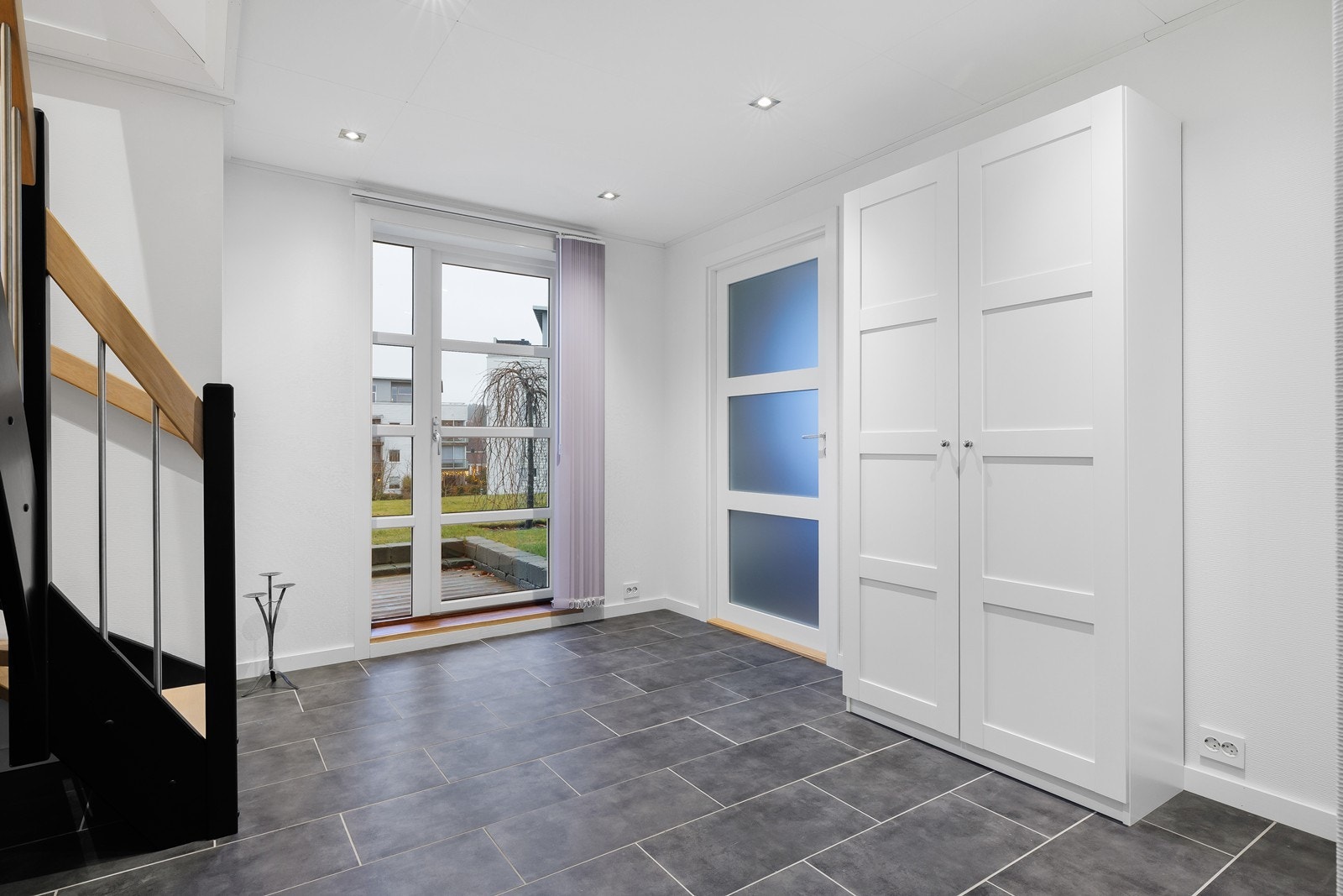 Gangen er utstyrt med store vindusflater som slipper inn rikelig med naturlig lys. Galleribilde