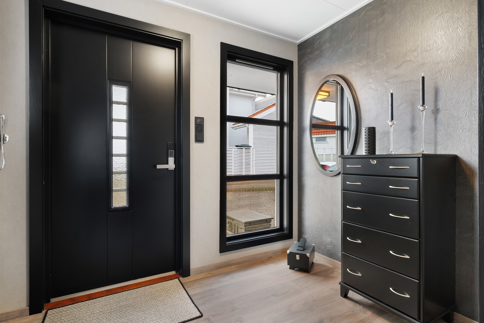 Entré med nytt gulv og nye varmekabler. Galleribilde