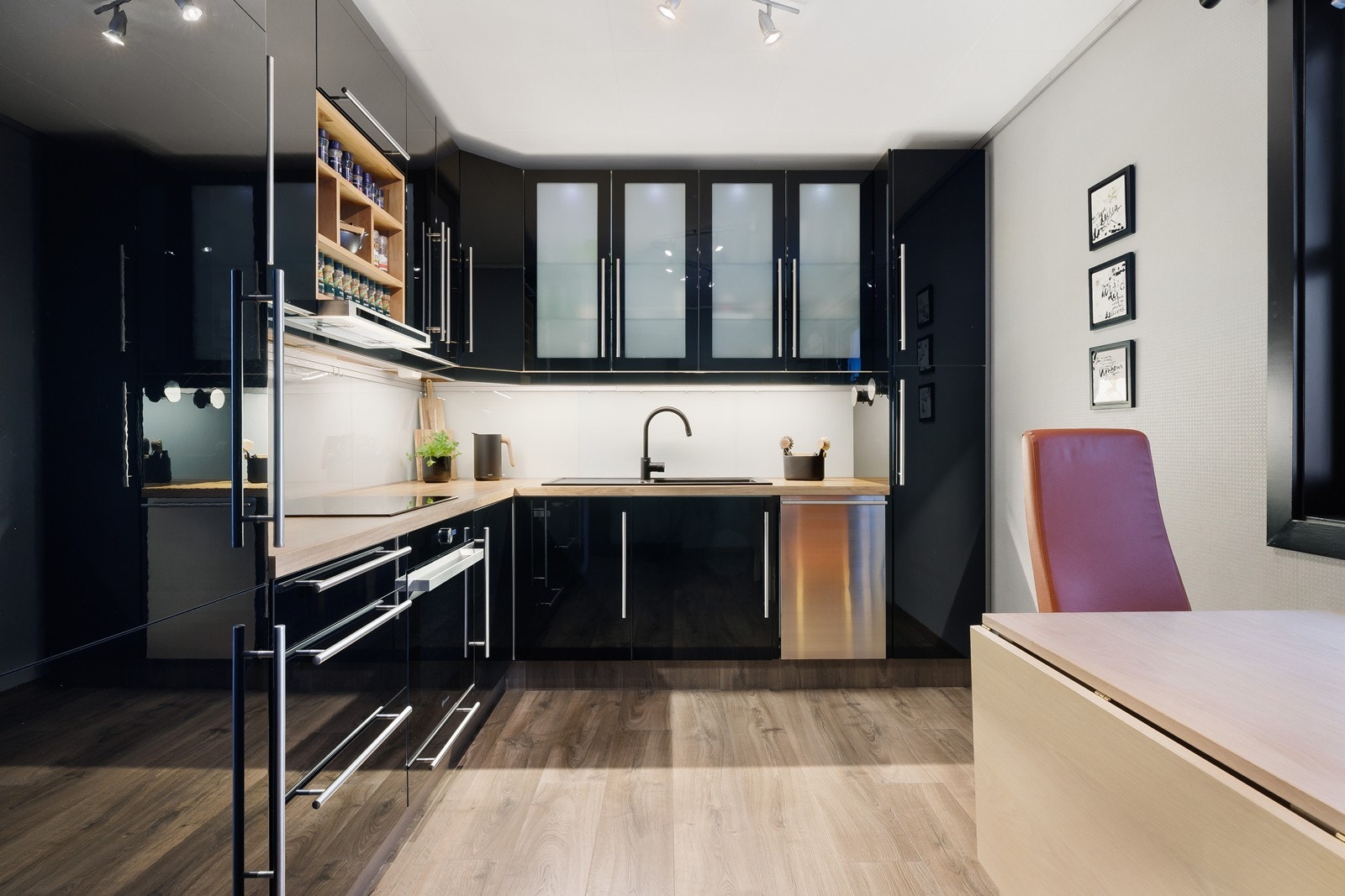 Kjøkkenet er også utstyrt med nytt gulv. Galleribilde