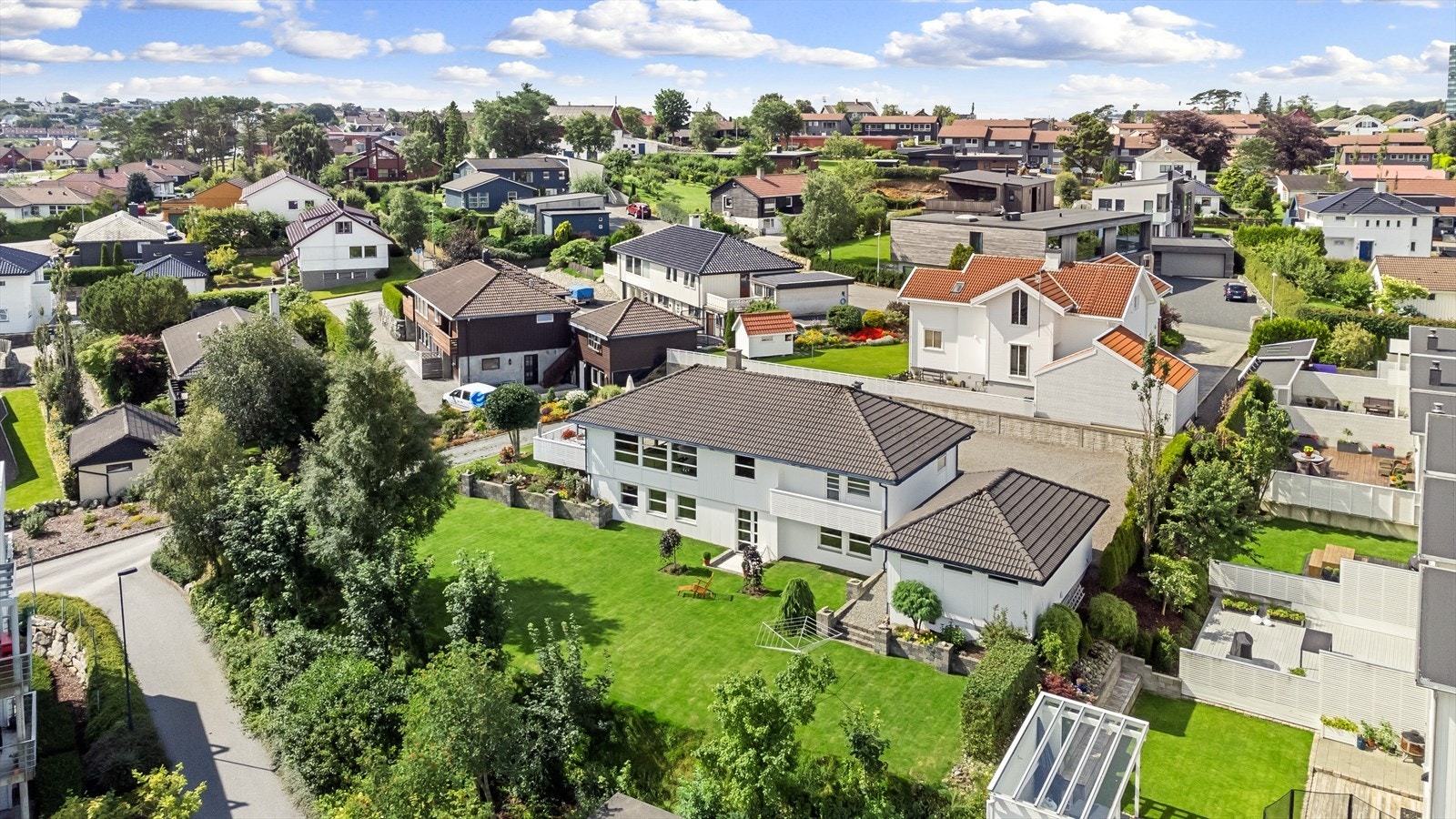Eiendommen har en meget sentral og barnevennlig beliggenhet. Kort veg til Rosselandsbanen og Rosseland skole. Galleribilde