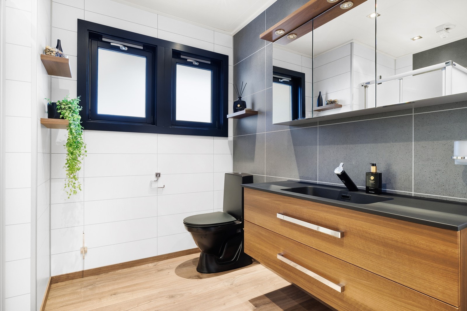 Hovedbad med vask i servant, frittstående toalett og dusjhjørne. Galleribilde