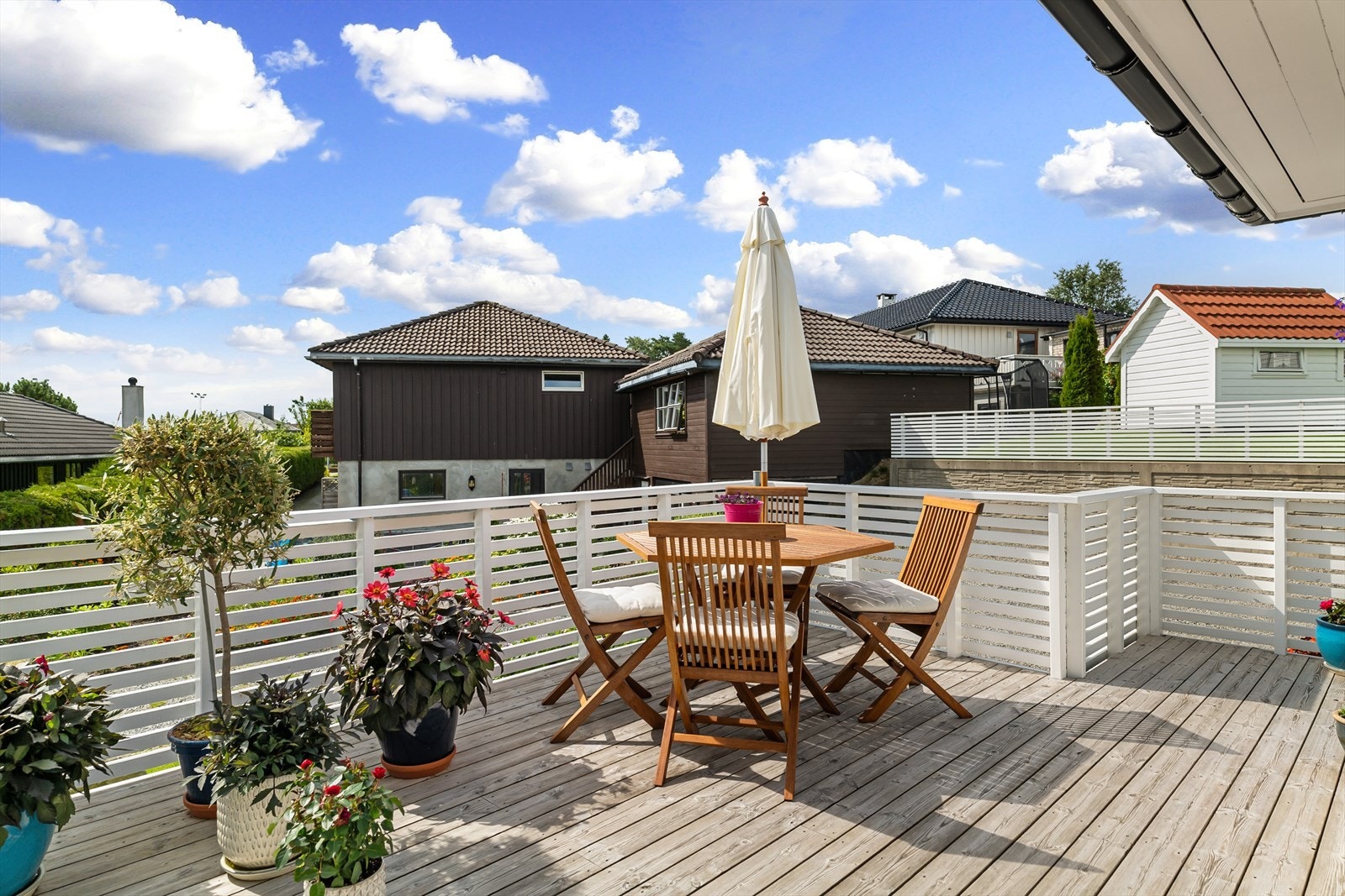 Terrassen har plass til flere sittegrupper og grill. Galleribilde