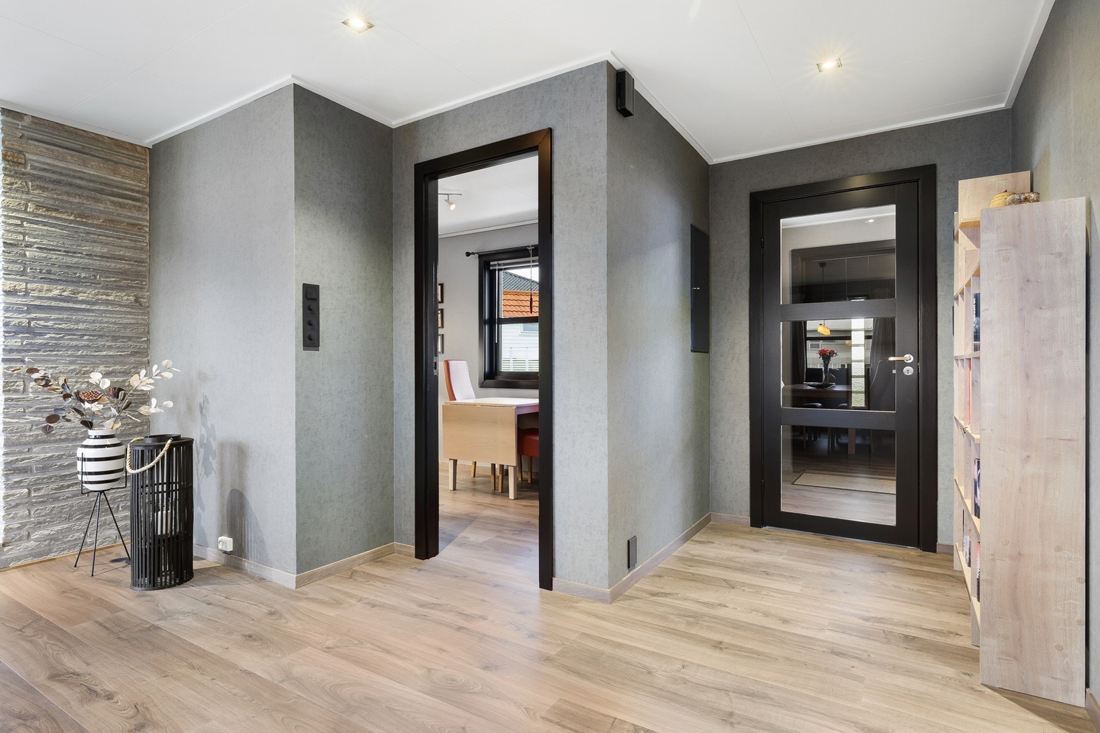 Innvendige vegger og lister malt i moderne og tidsriktige farger. Galleribilde