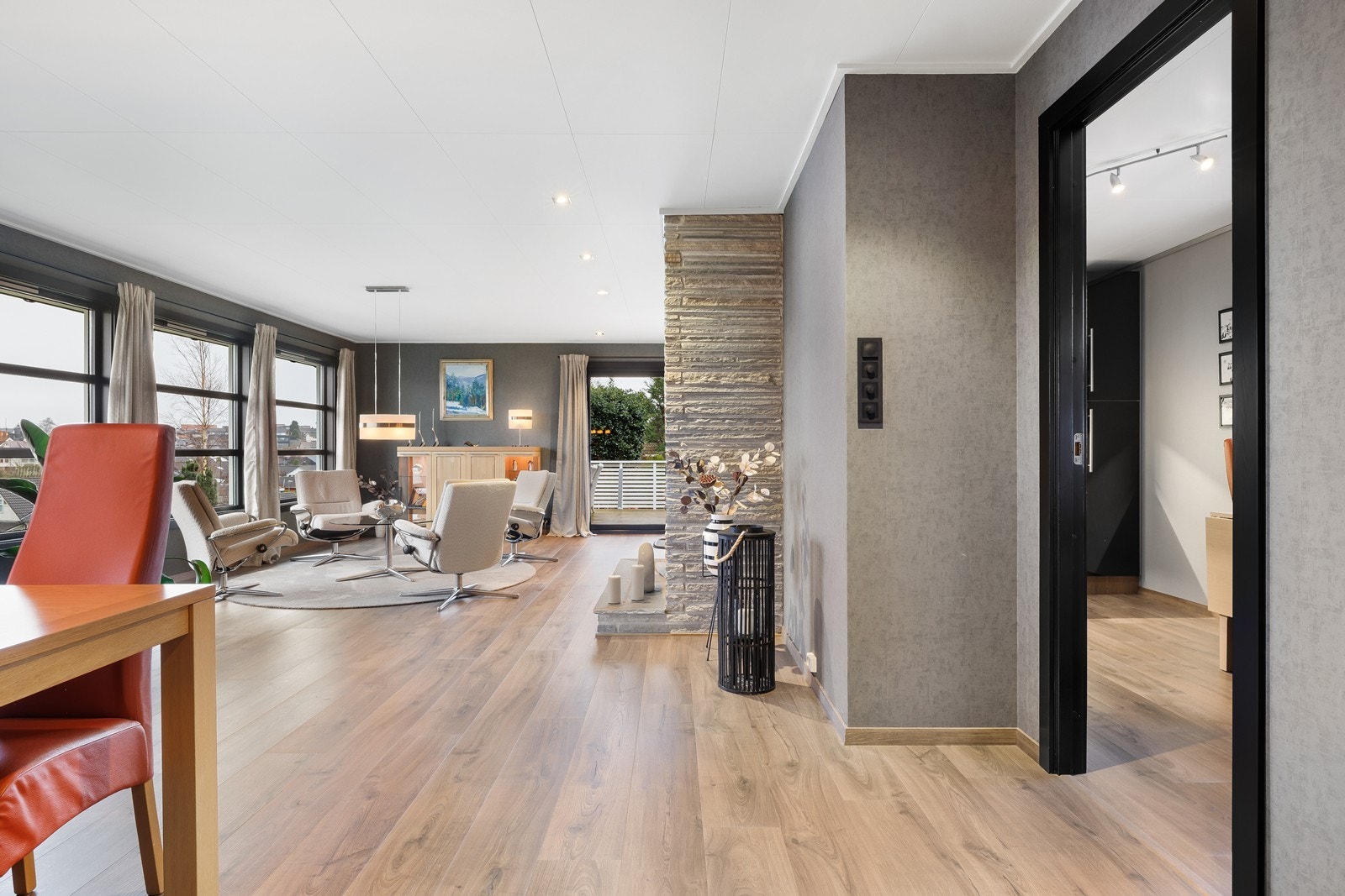 Store vindusflater slipper inn masse naturlig lys. Galleribilde