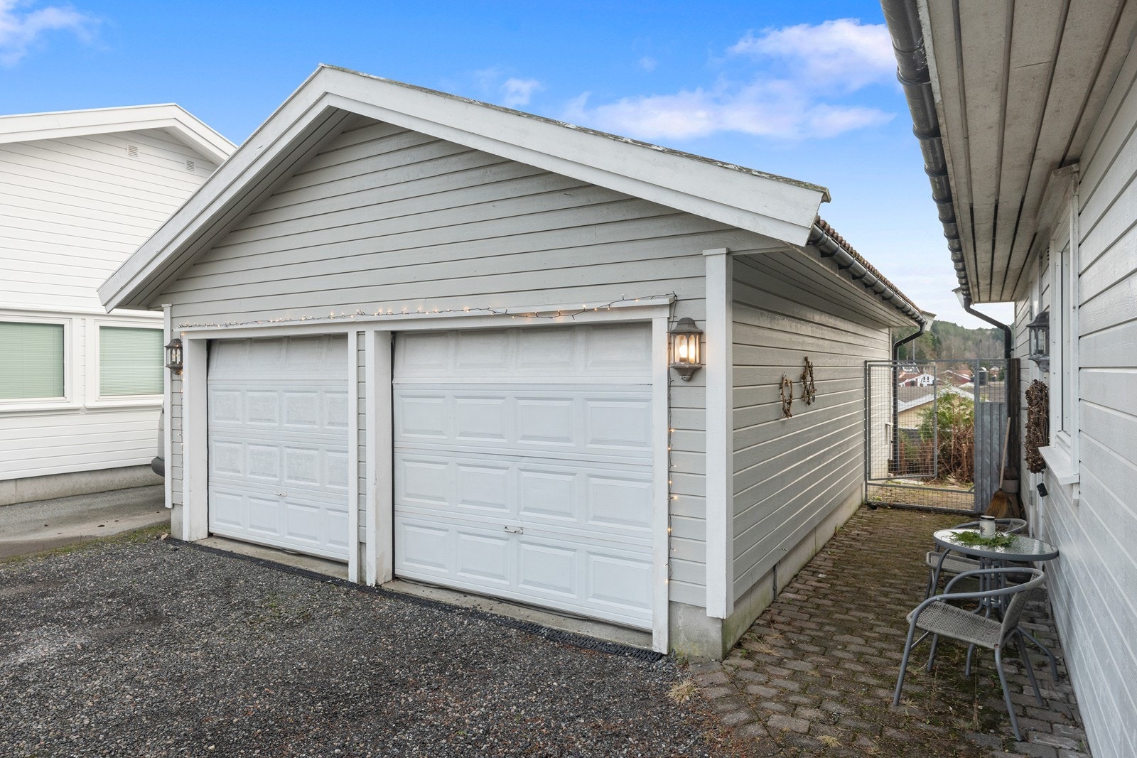 Inngangsparti med belegningsstein. Tilgang til hagen. Galleribilde