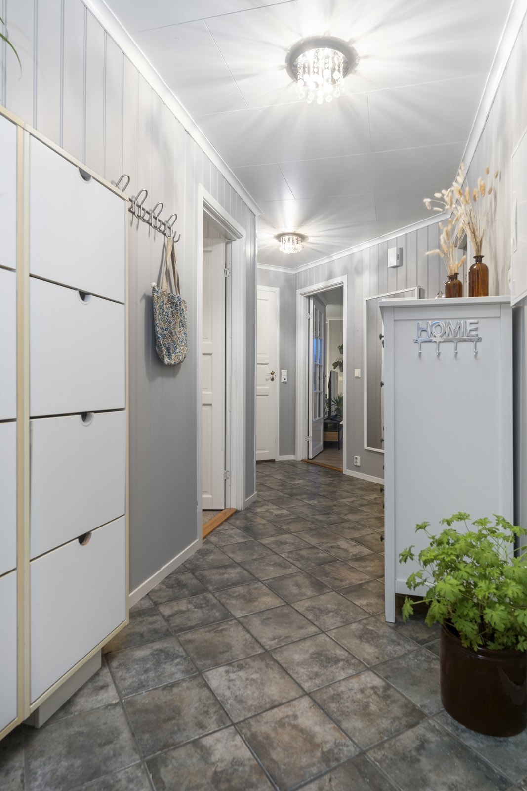 Velkommen inn. Flislagt entré med varmekabler. Galleribilde