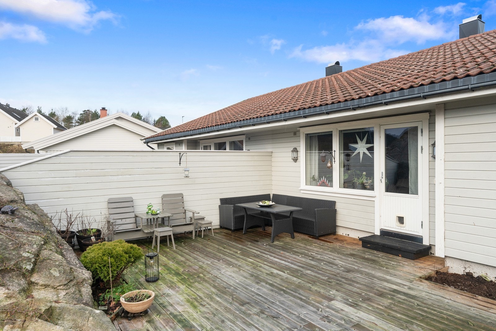 Lunt og fredelig uteområde. Terrasse ble lagt og utvidet ca. 2022/2023. Galleribilde