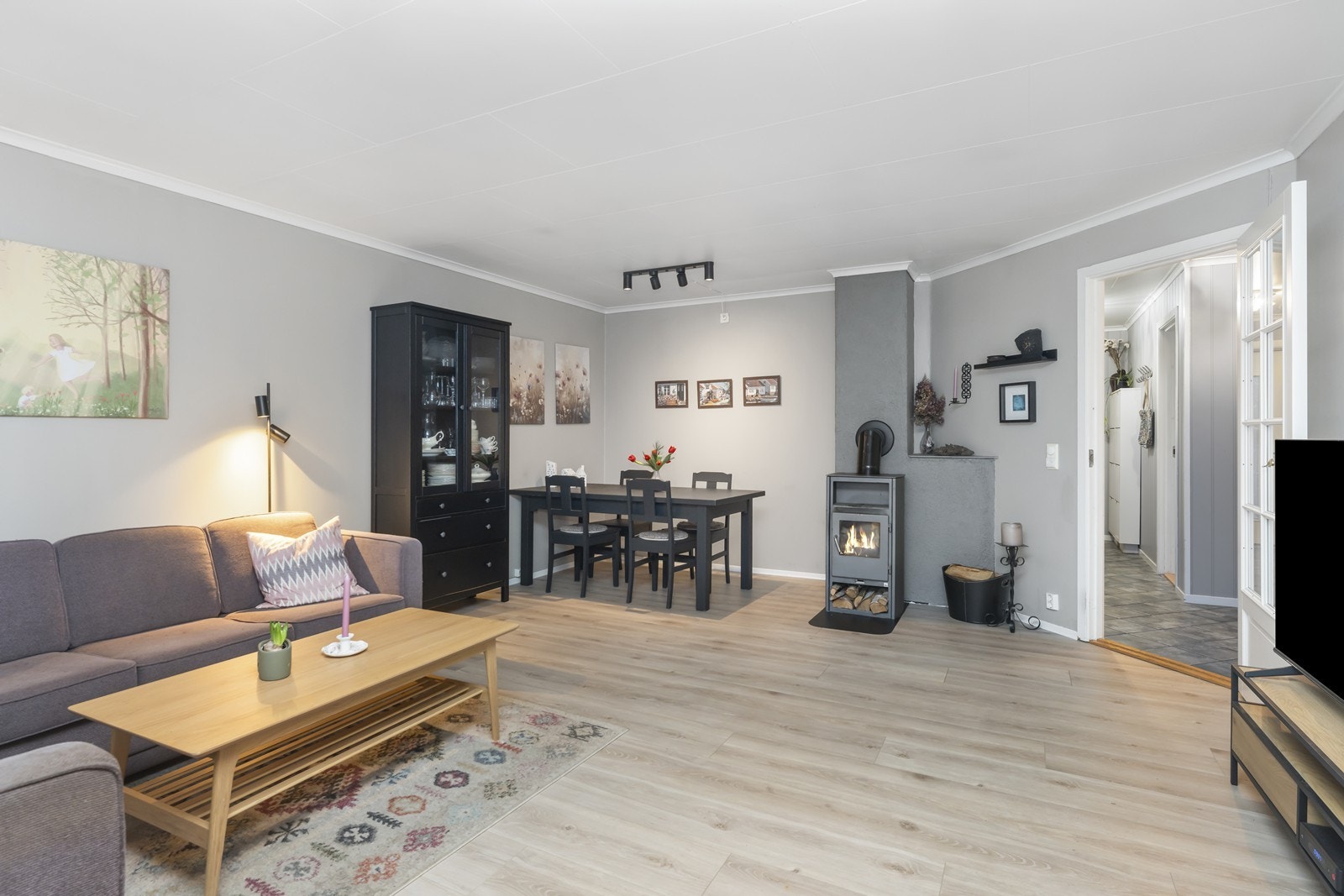 Fin plass til stor sofagruppe og spisebord. Galleribilde