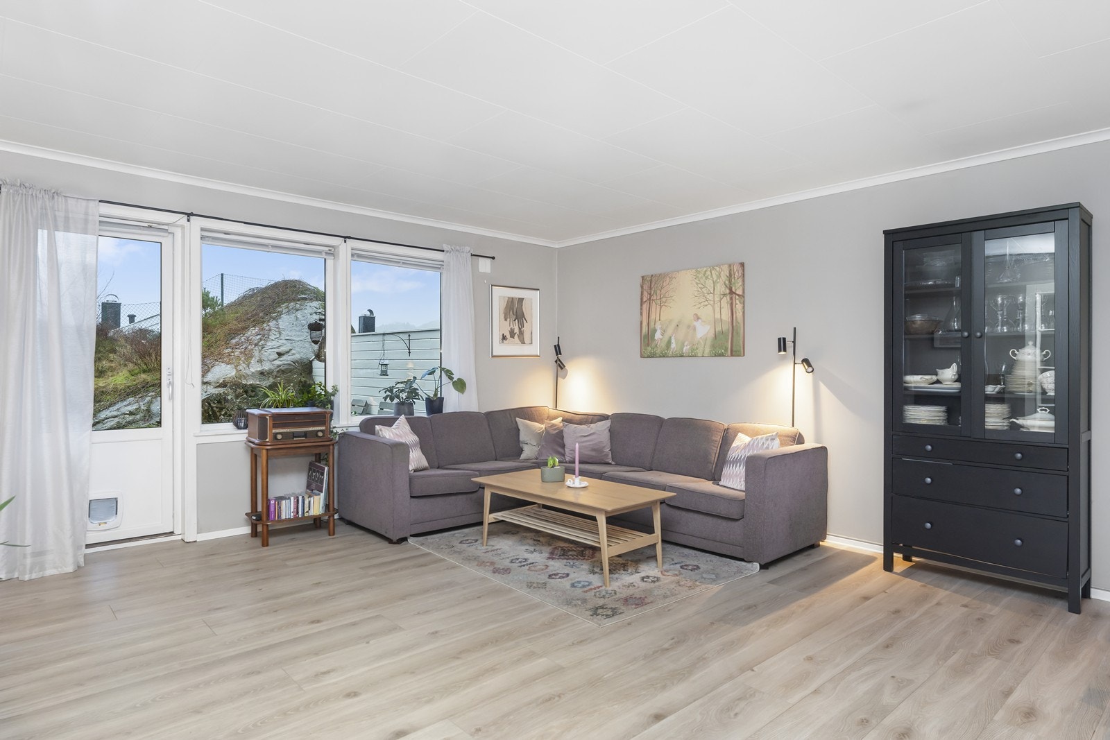 Stuen er lys og åpen med gode møbleringsmuligheter. Galleribilde