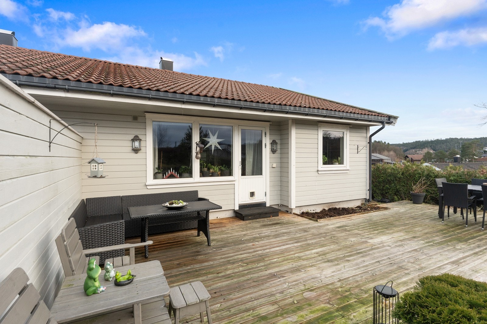 Adkomst rundt huset via hagen og til garasjen. Galleribilde