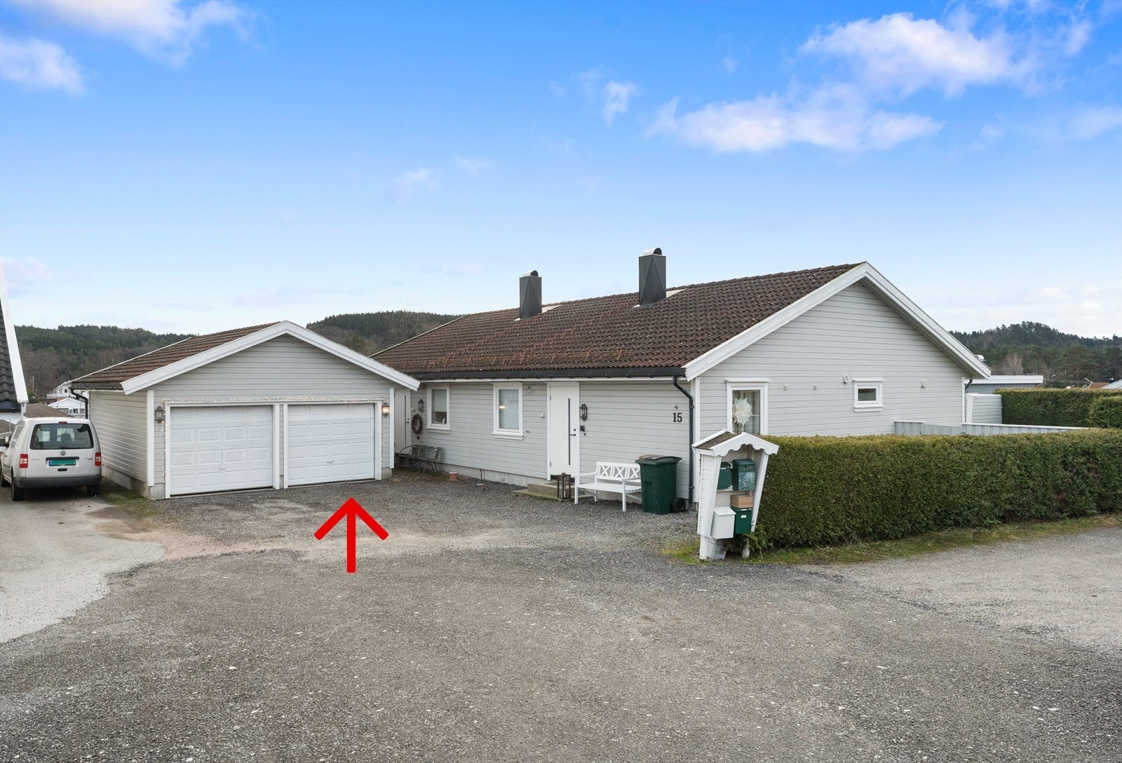 Felles innkjørsel med parkering samt garasje som deles med naboen. Galleribilde