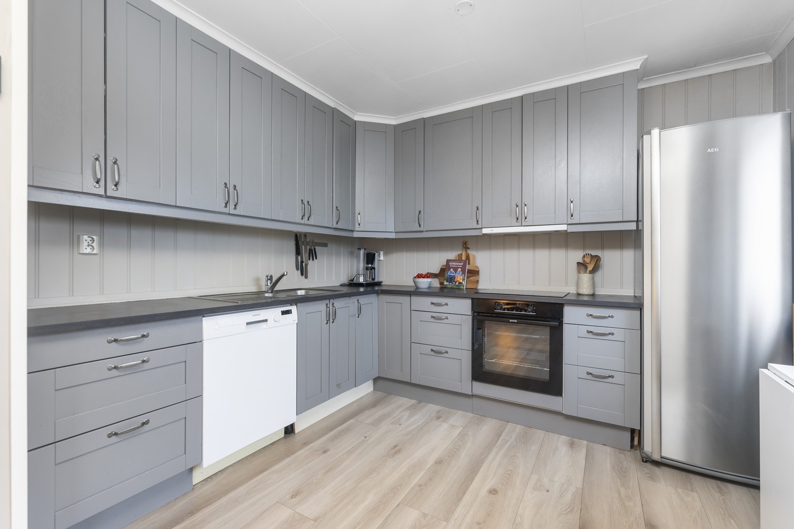 Oppvaskmaskin, stekeovn og koketopp følger. Galleribilde