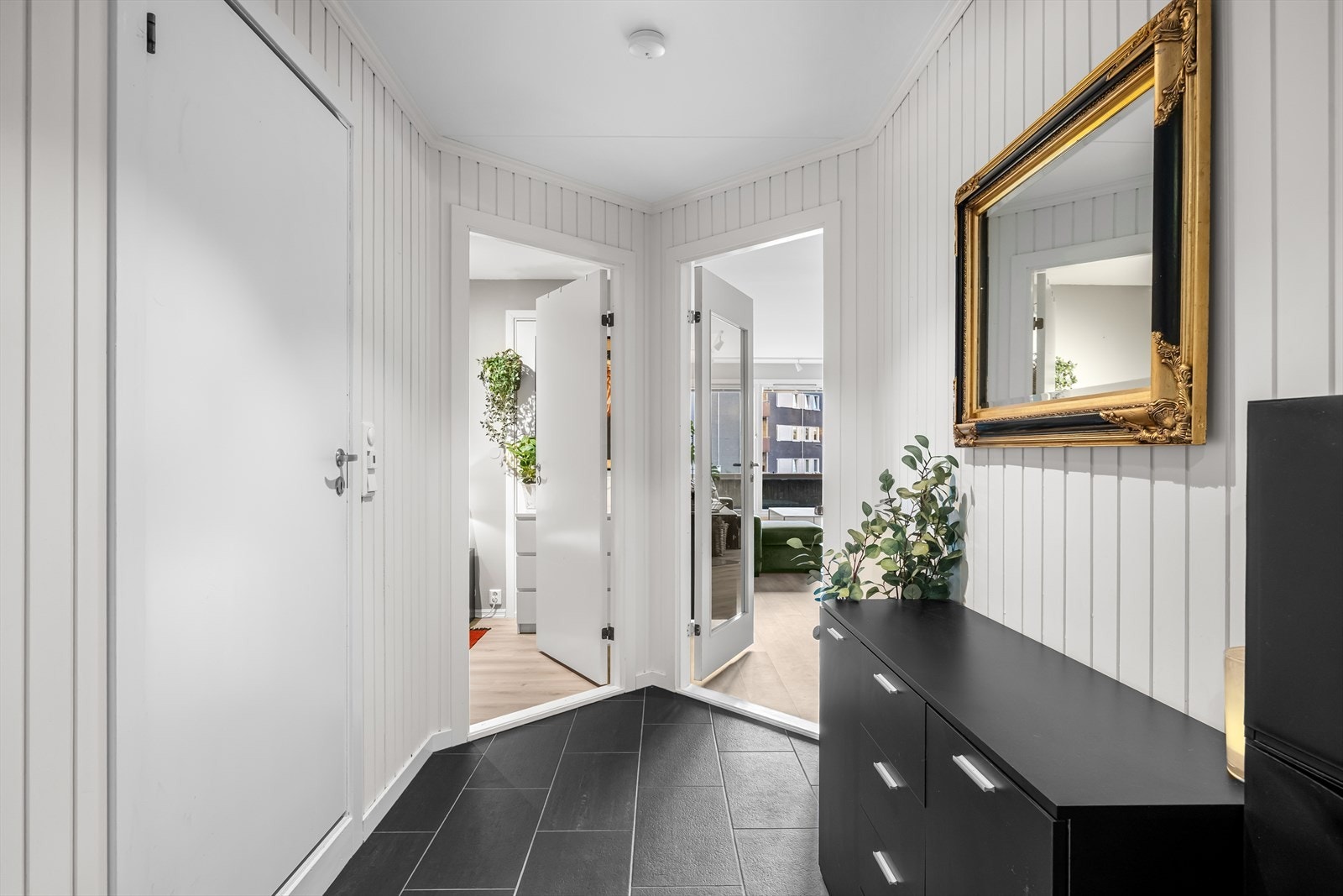 I gangen er det plass til oppbevaringsløsning som kommode, skoskap e.l. Til venstre ser vi mot det disponible rommet og til høyre inn mot stuen. Galleribilde