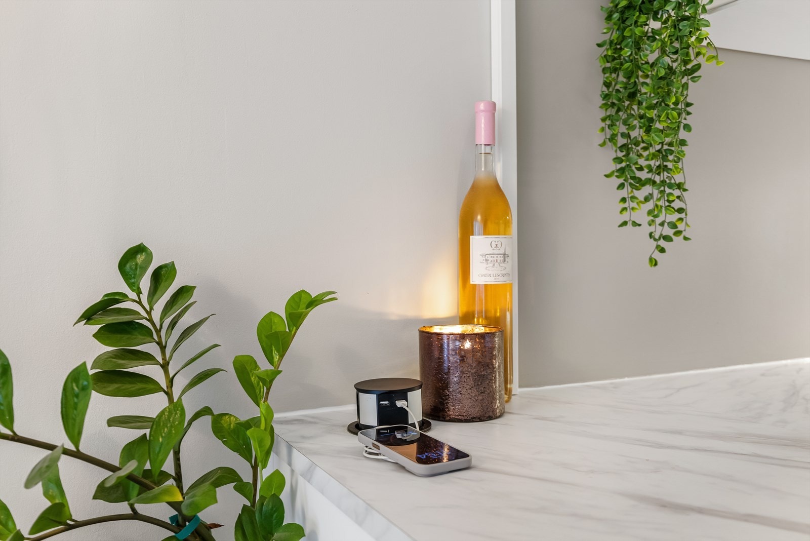 Praktisk med popup stikk i kjøkkenbenken. Galleribilde