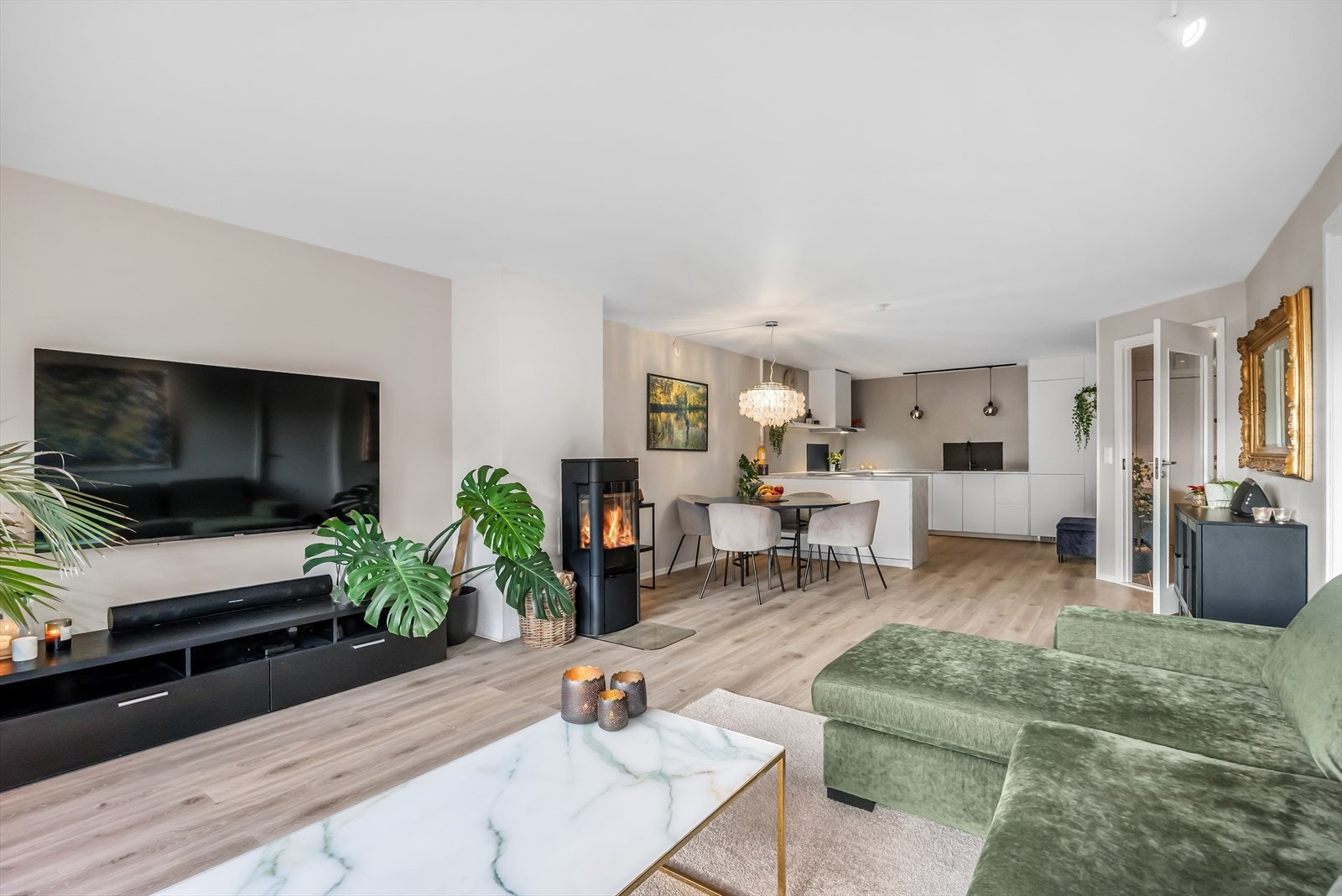 Det store og gode oppholdsrommet er naturlig delt inn i flere soner. Den gjennomtenkte planløsningen gir gode møbleringsmuligheter, med plass til både sofagruppe, TV-møbler og et romslig spisebord med tilhørende stoler. Galleribilde