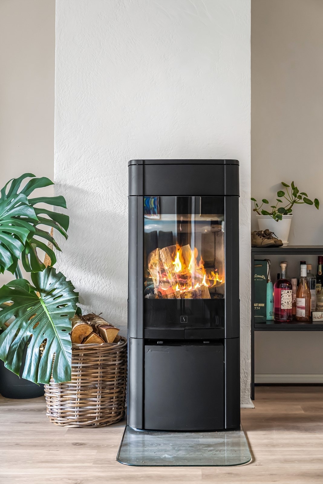 Selger opplyse om at det er en varm leilighet og at hun selv kun har brukt gulvvarme i baderom og inni mellom fyrt i peisen. Selger har kun hatt en årlig kWh på ca. 2300 Galleribilde