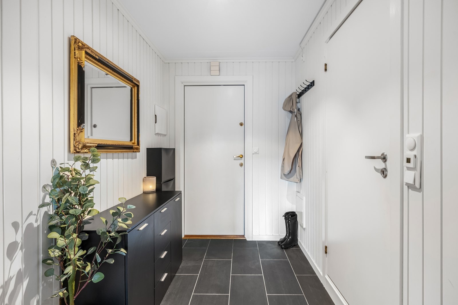 Leiligheten har en romslig og flott entré med fliser på gulv. Galleribilde