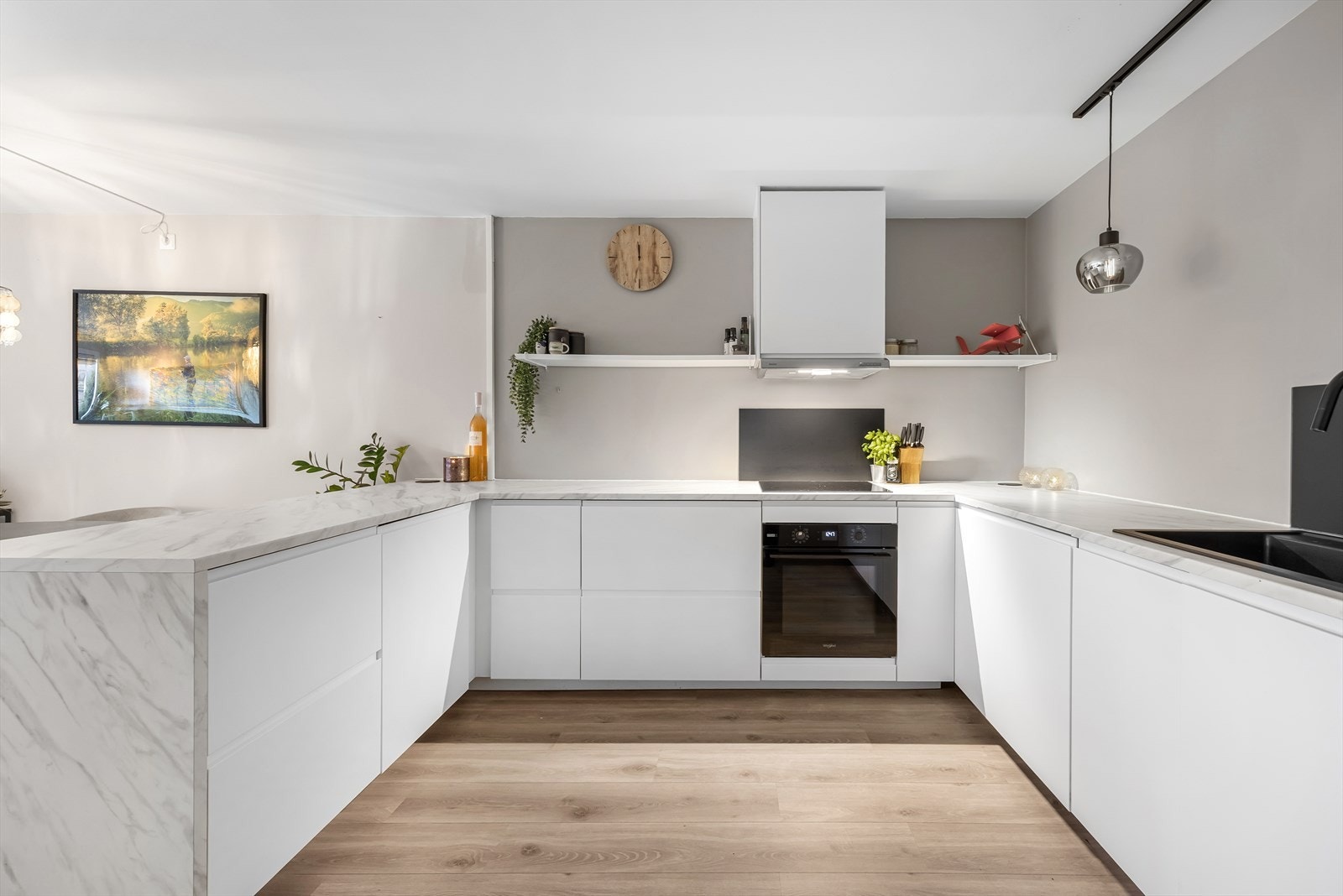 Innredningen har glatte fronter og en slitesterk benkeplate i laminat, kombinert med en kompositt oppvaskkum. Galleribilde