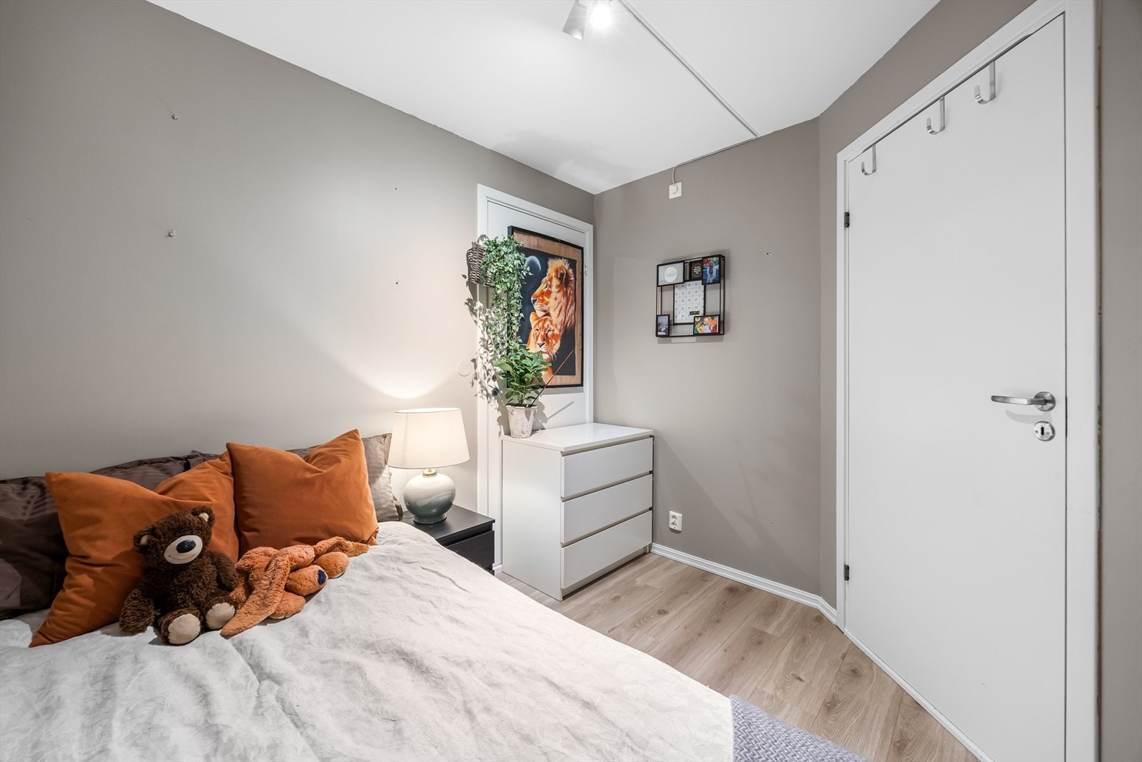 Selger har brukt dette ekstra rommet som et gjesterom. Bak kommoden er døra inn til soverommet. Galleribilde