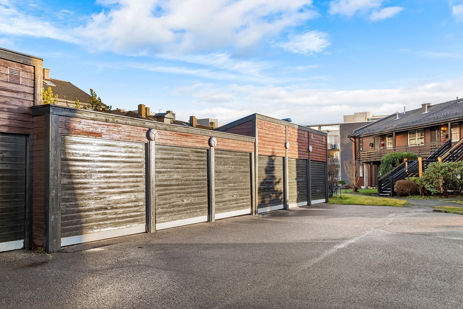 Det medfølger 1 stk. garasjeplass i kjedet garasjerekke. Det er tilrettelagt for elbil-lader dersom det er ønskelig å montere ladeboks.
Selger har selv en stasjonsvogn som det er plass til i garasjen. Galleribilde