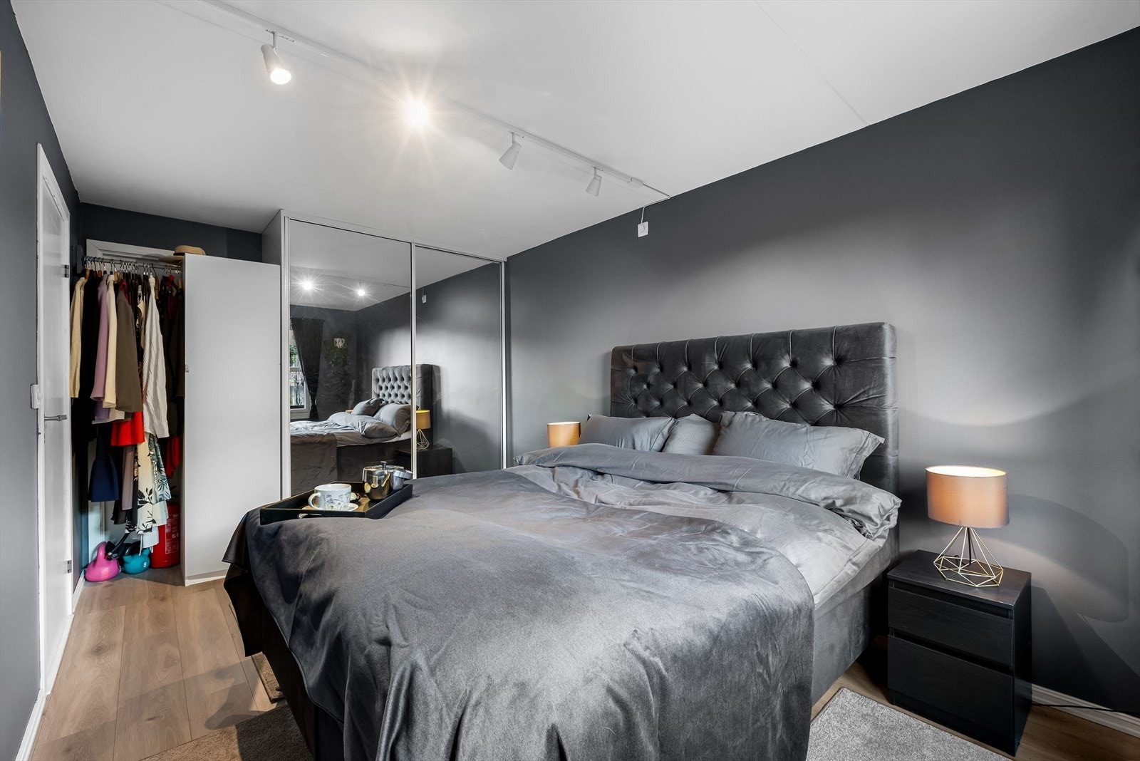 Rommet har også rikelig med oppbevaringsplass i en romslig skyvedørsgarderobe med speilfronter. Fra soverommet er det inngang til det ekstra "bonusrommet". Perfekt om en skulle ønske å bruke det andre rommet som et walk-in. Galleribilde