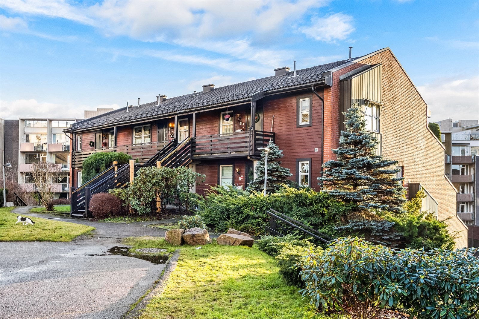 Sameiet Gunnar Schjelderups vei 15&23 ligger godt og sentralt plassert mellom Storosenteret og Nydalen T-bane. Leiligheten ligger stille og rolig til, godt skjermet for trafikkert vei. Galleribilde