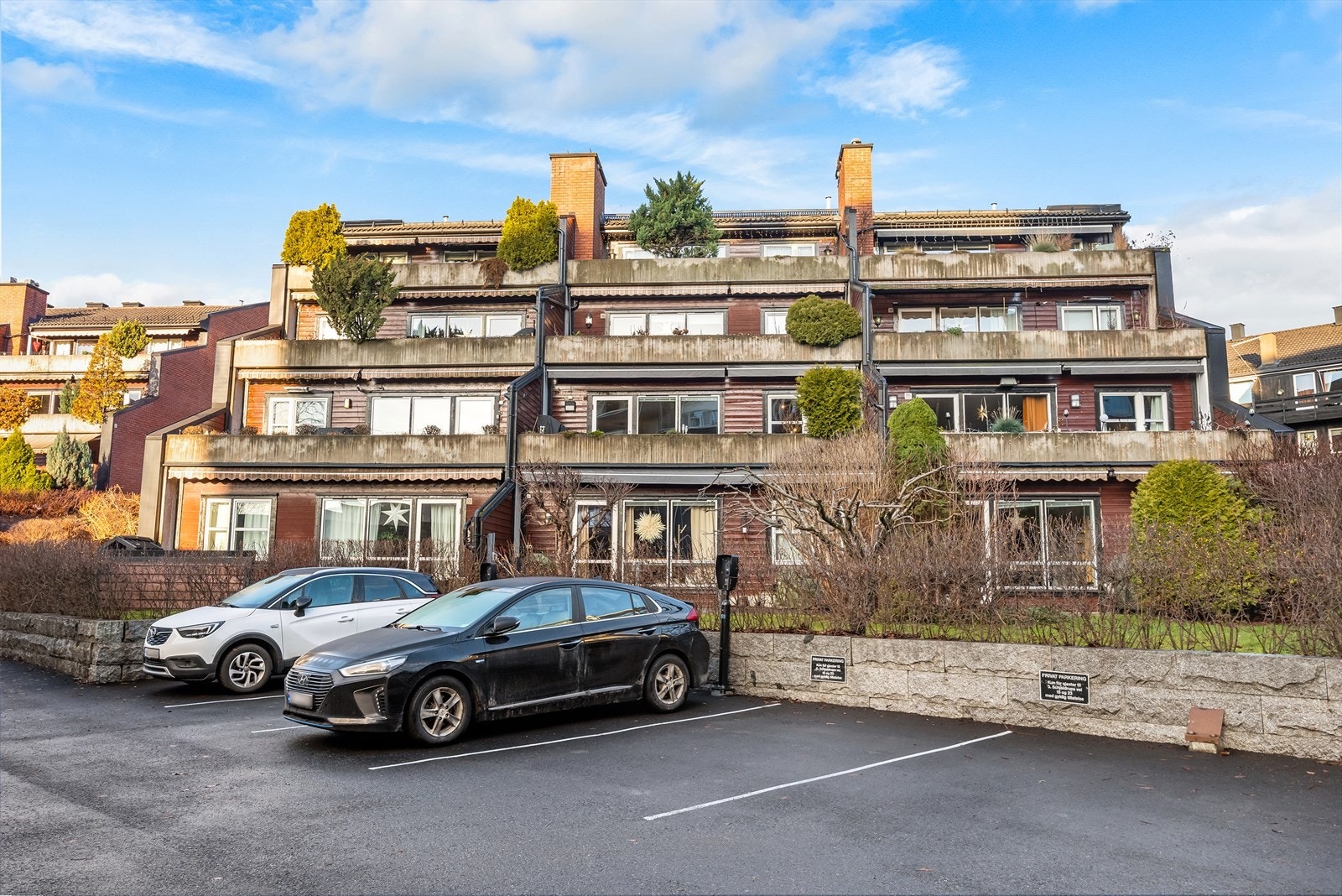 Sameiet, som ble bygget i 1988, har fine opparbeidede grøntarealer og 18 leiligheter. I tillegg har sameiet flere gjesteparkeringsplasser. Galleribilde