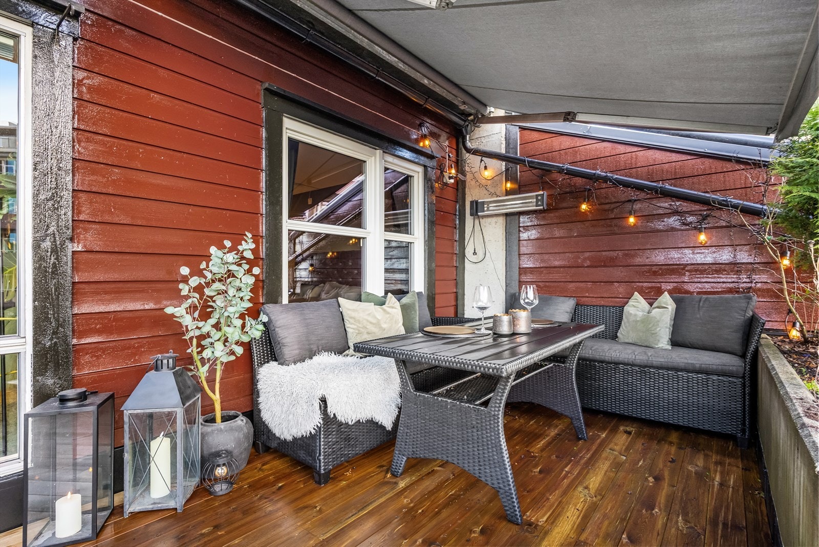 Markise på terrassen sørger for god solskjerming og gir et mer komfortabelt uteopphold. I 2025 ble terrassen rehabilitert med ny membran og nye terrassebord, noe som sikrer et moderne og godt vedlikeholdt uterom. Galleribilde