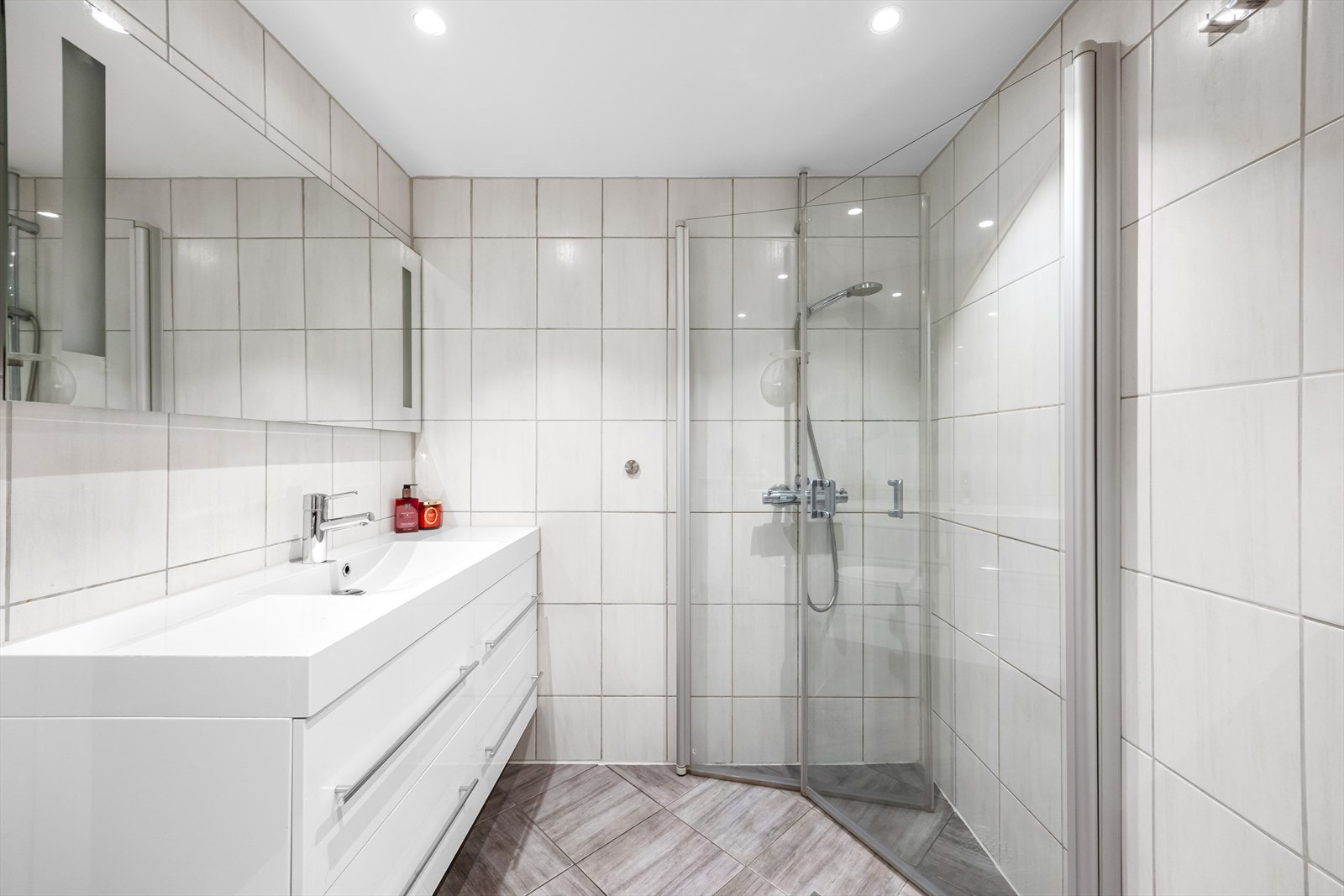 Leiligheten har et lyst og flislagt baderom (2007) med bl.a gulvvarme og downlights i himlingen. Galleribilde