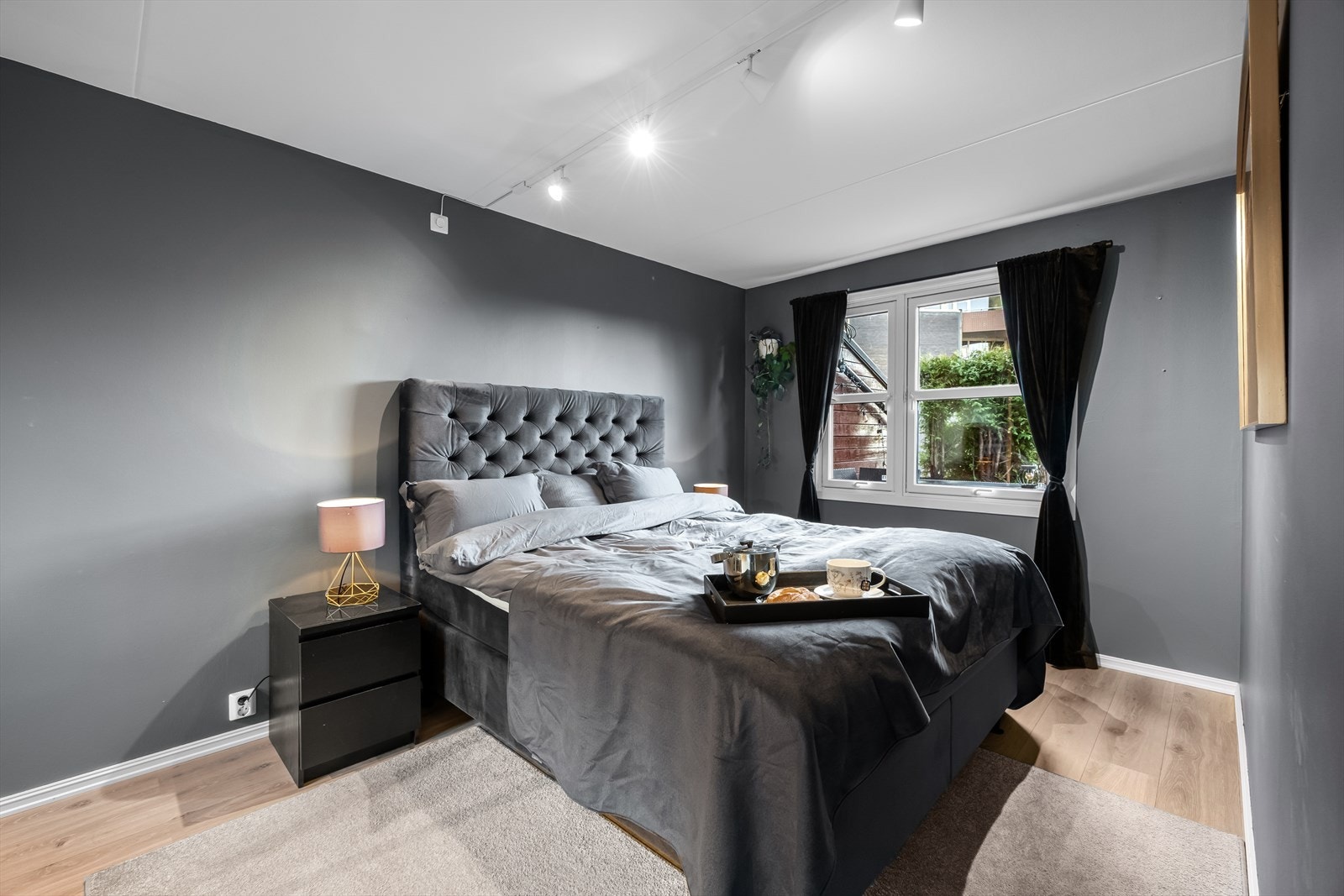 Hovedsoverommet er romslig, med plass til dobbeltseng, nattbord og tilhørende møbler. Soverommet ligger stille og rolig til, noe forøvrig hele leiligheten også gjør. Galleribilde