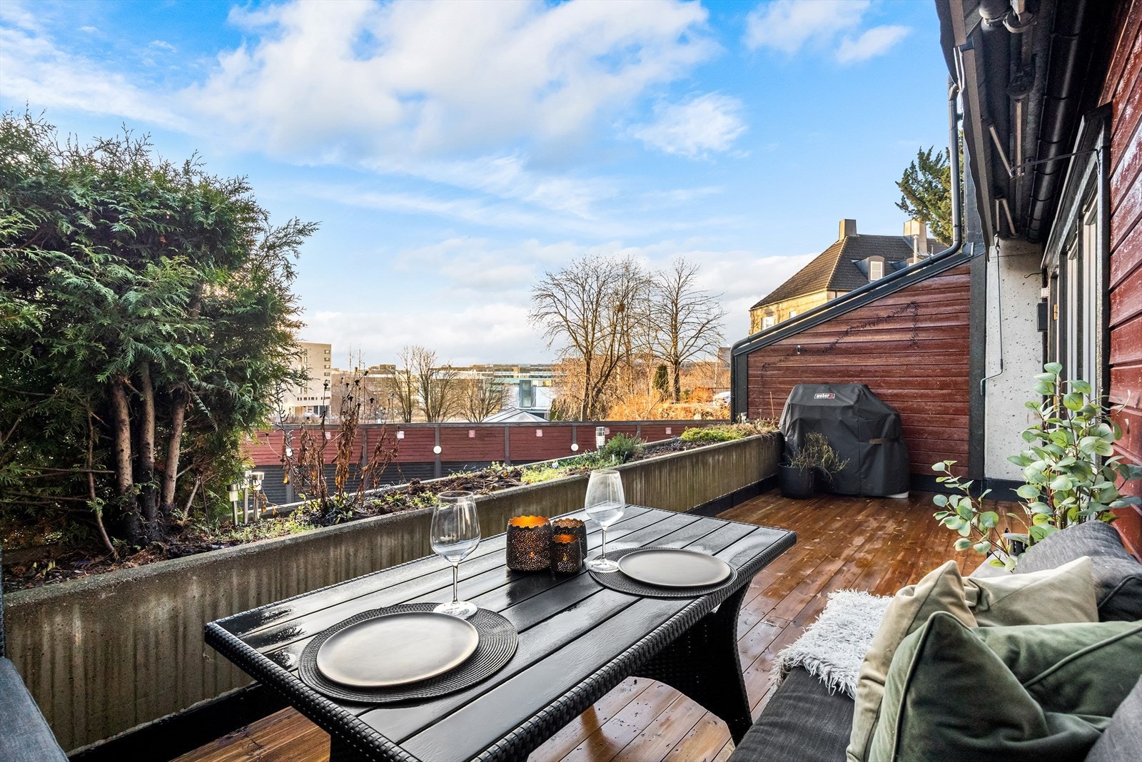 Leilighetens terrasse er på hele 17 kvm og har sol midtsommers fra ca kl. 09-19. Her bor du svært sentralt til, samtidig er det tilbaketrukket med en ro og stillhet rundt deg. Galleribilde