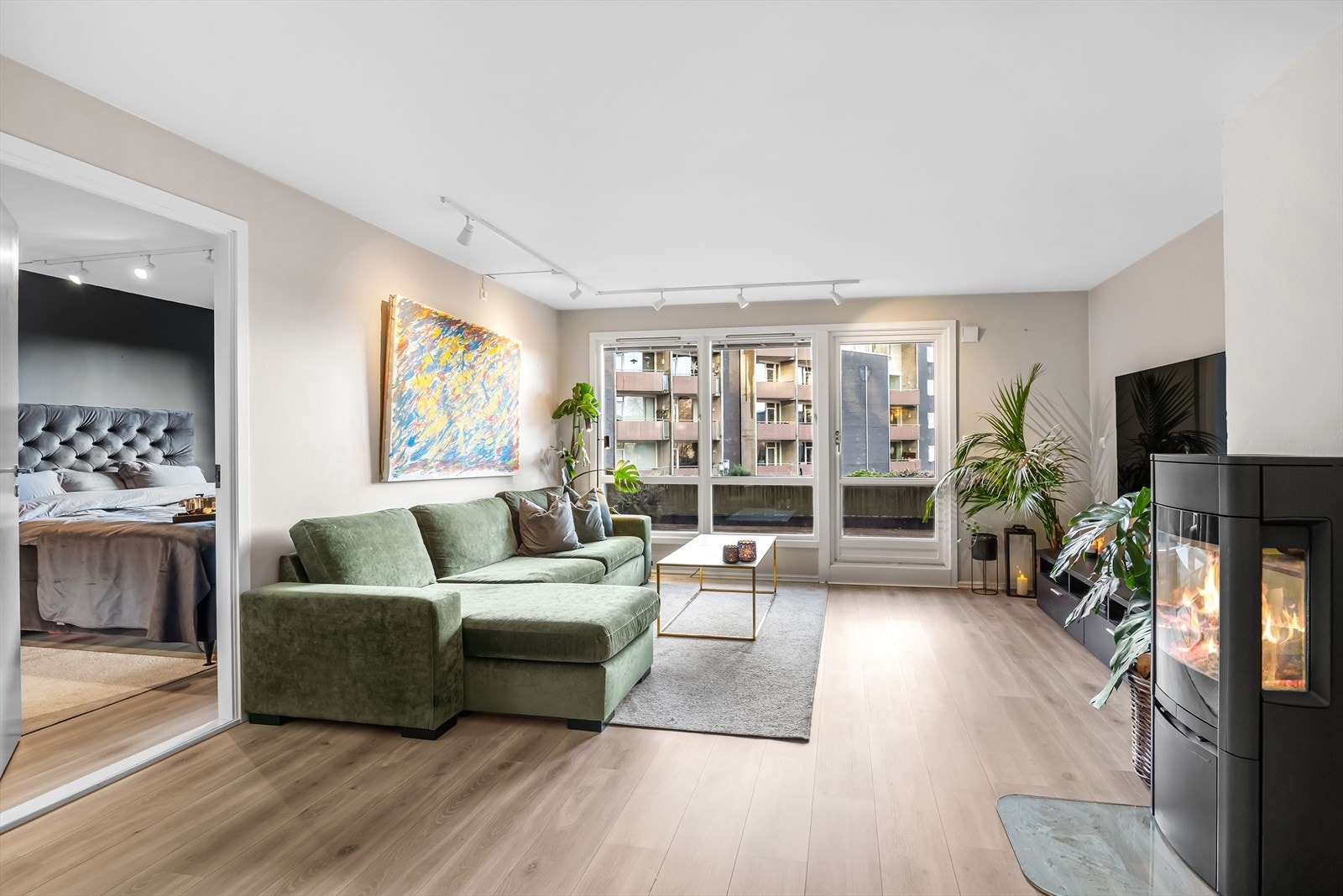 Fra stuen er det adkomst til et stort og godt soverom. Galleribilde