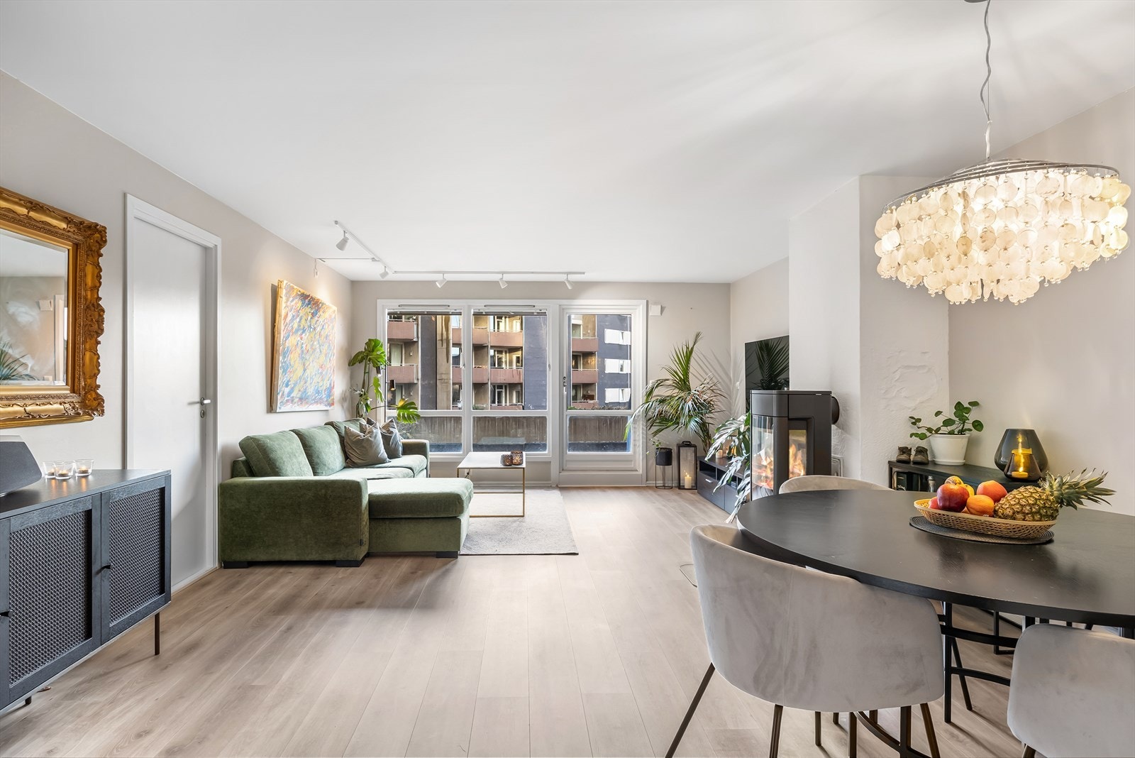 Denne leiligheten har en superfin planløsning med bl.a en stor og god stue. Stue og kjøkken har varmefolie i gulv som bidrar til en jevn og god oppvarming året rundt. Galleribilde