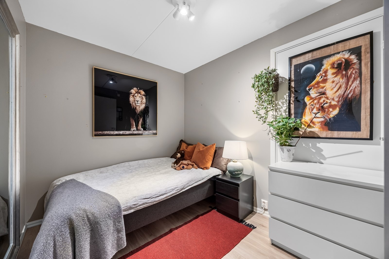 "Bonusrommet" er et allsidig rom som passer perfekt som gjesterom, hjemmekontor eller som et stort og godt walk-in-closet. Galleribilde