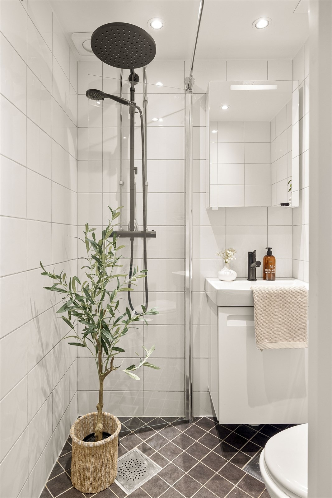 Her er det elektriske varmekabler i gulvet, dusjløsning med glassdør og opplegg for vaskemaskin. Galleribilde