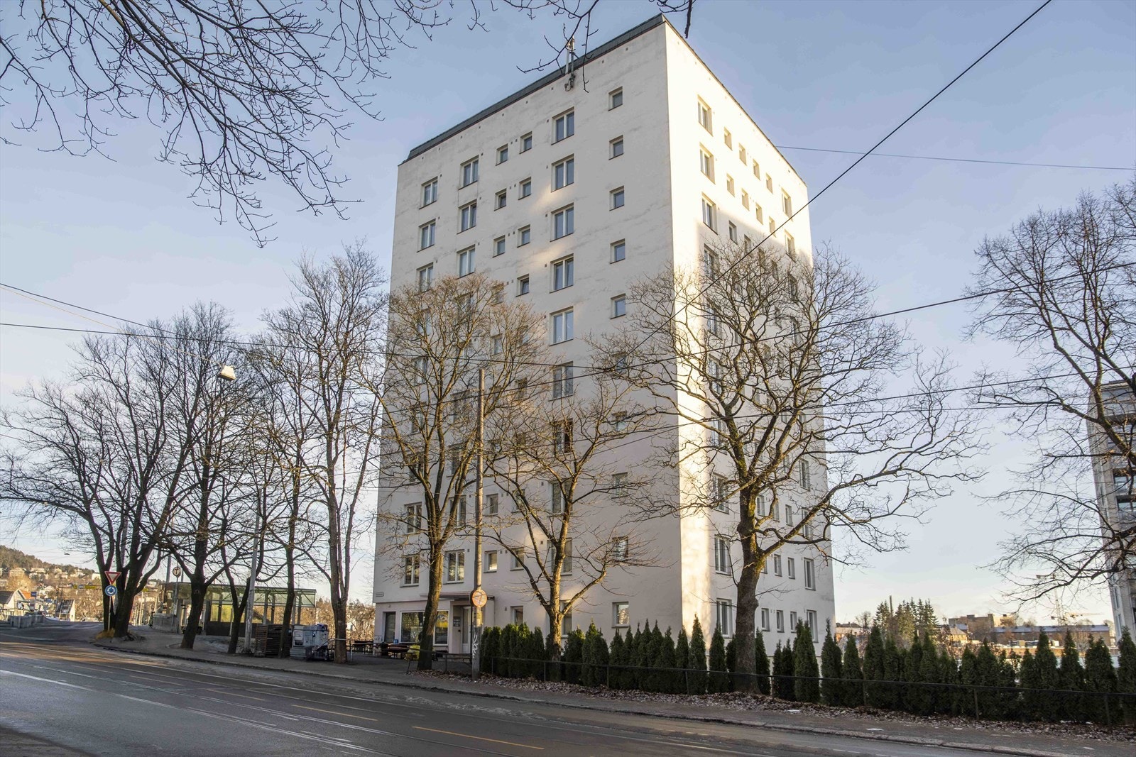 Bygget er fra 1961 og har heis. Galleribilde