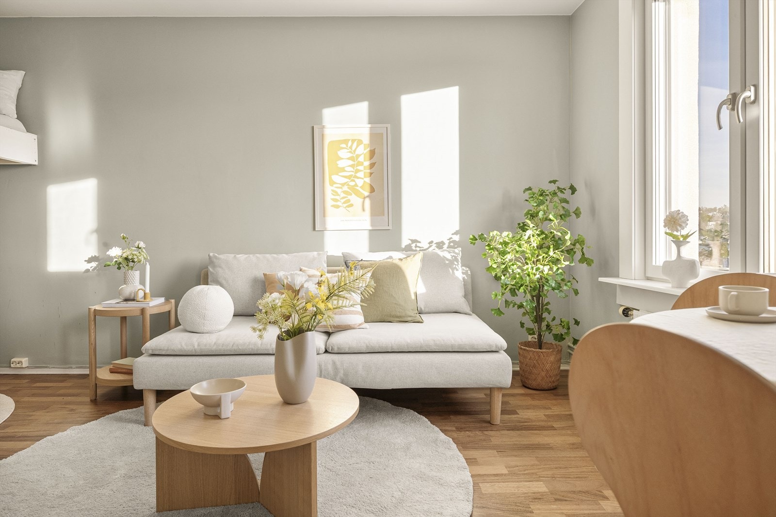 Stuen har plass til sofagruppe og oppvarmes med vannbåren varme via radiator. Galleribilde