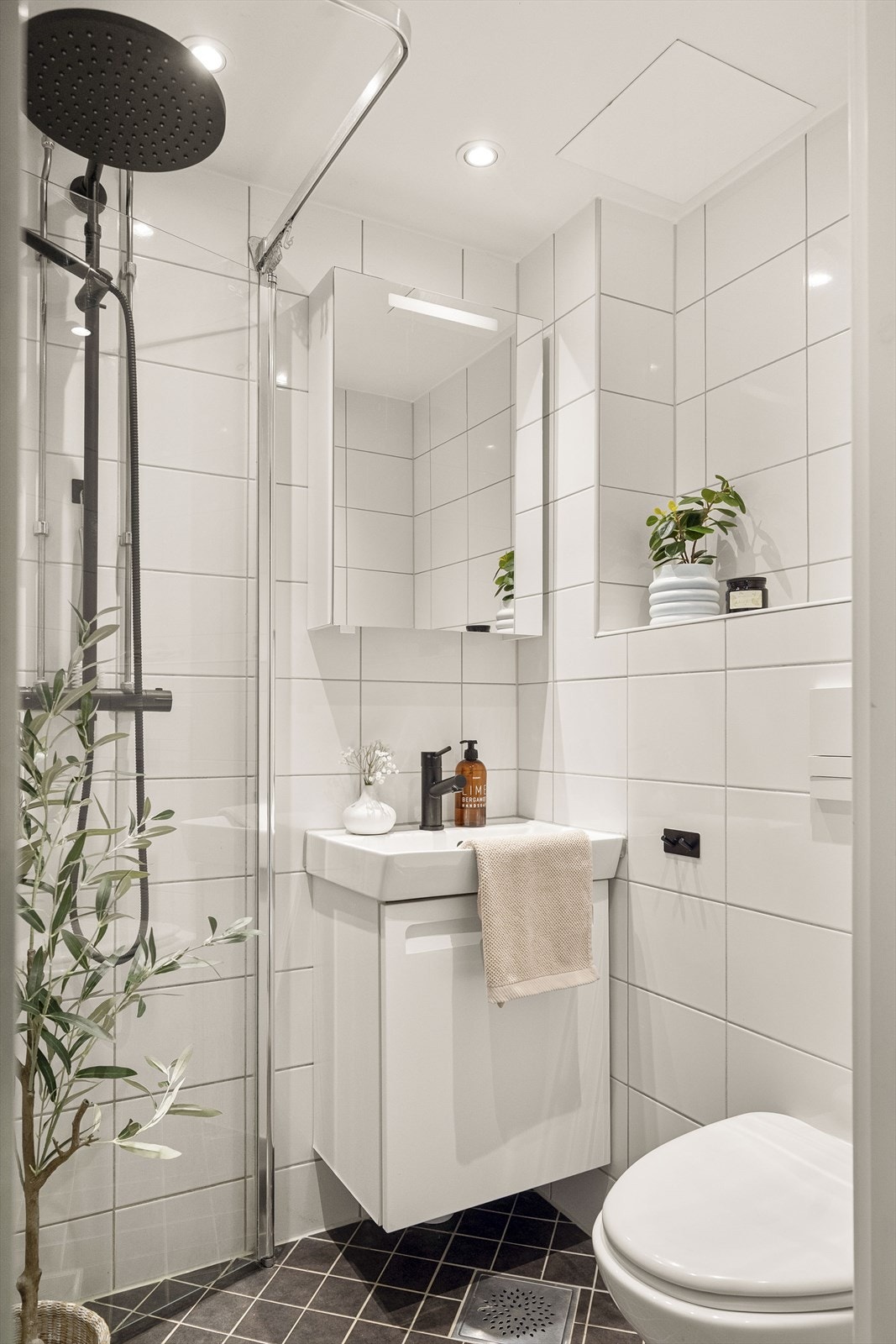 Badet ble pusset opp i 2013 og har flislagte overflater, downlights og vegghengt toalett. Galleribilde