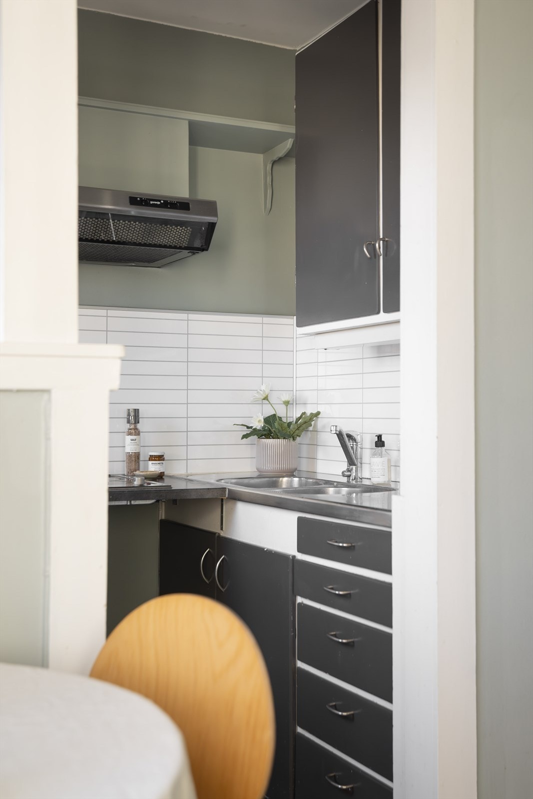 Kjøkkenet har glatte fronter og en funksjonell benkeplate i laminat og aluminium. Galleribilde