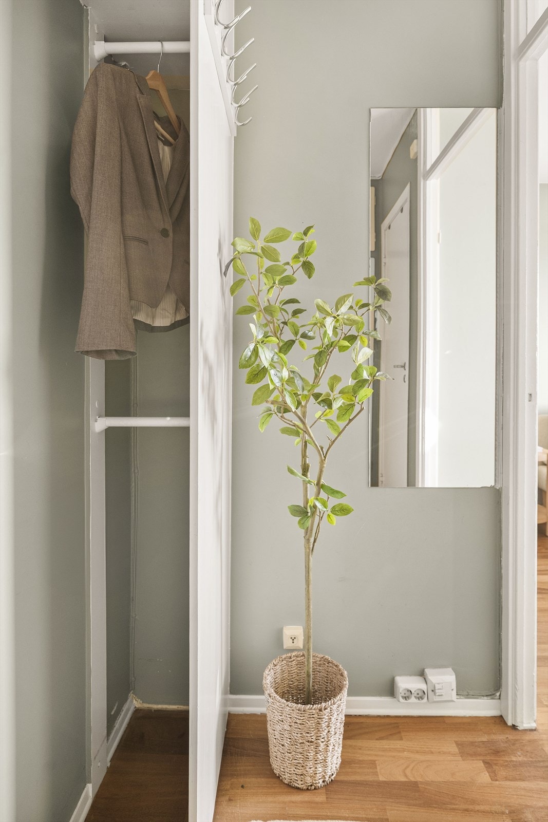 Entréen har en praktisk nisje for oppbevaring av yttertøy. Galleribilde