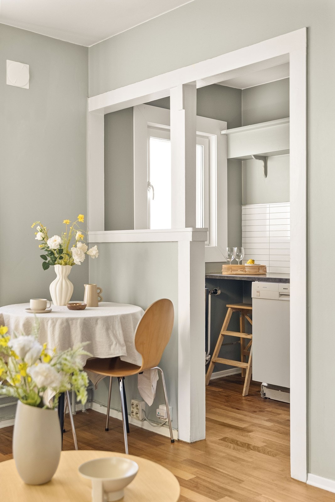 Kjøkkenet er delvis adskilt, men har en åpen forbindelse mot stuen. Galleribilde