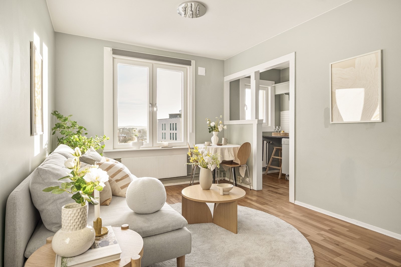 Store vindusflater fra 2021 med 2-lags isolerglass slipper inn rikelig med dagslys. Galleribilde