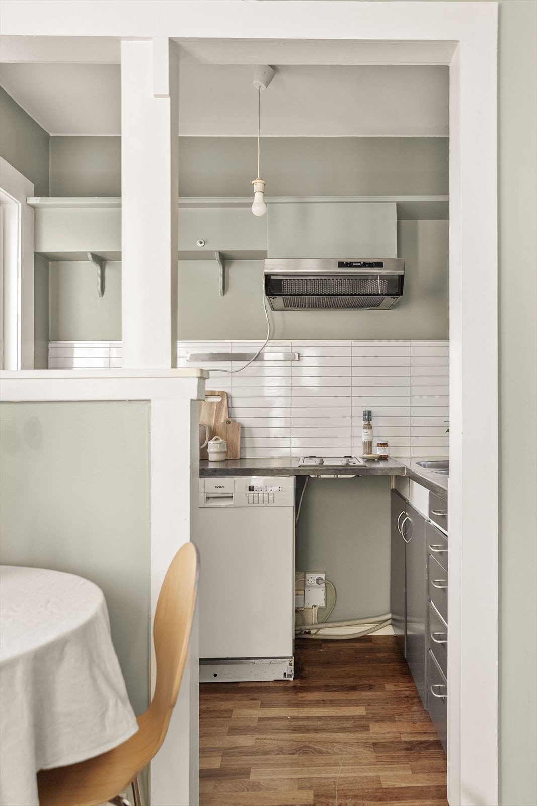 Innredningen er utstyrt med plass for oppvaskmaskin og liten platetopp. Galleribilde