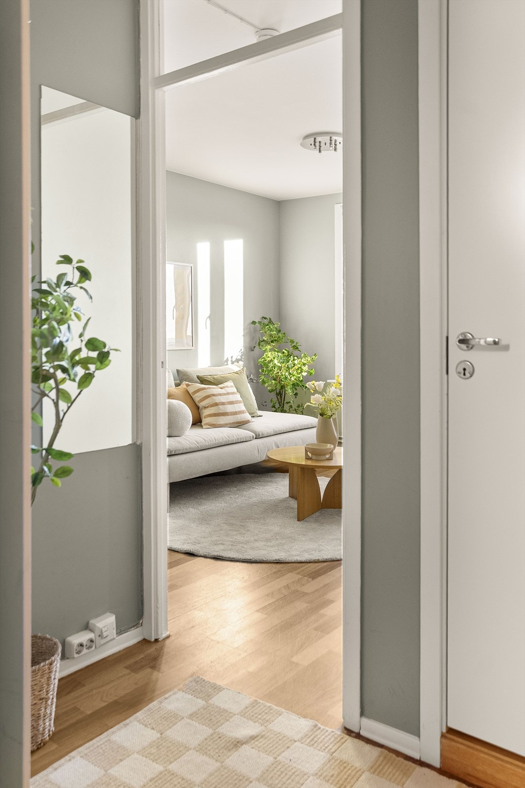 Fra entréen er det tilgang til badet og leilighetens sosiale sone. Galleribilde