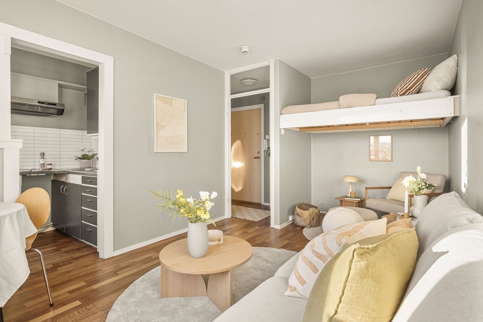 Stuen er et lyst og trivelig rom med plass til både sittegruppe, spisebord og seng. Galleribilde